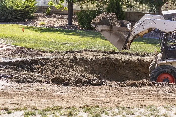 Gerahmter Druck : Bagger im Garten für Poolinstallation Gerahmter Druck : Bagger im Garten für Poolinstallation