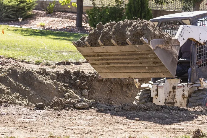 Gerahmter Druck : Bagger auf Baustelle für Poolinstallation Gerahmter Druck : Bagger auf Baustelle für Poolinstallation