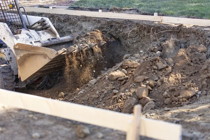 Gerahmter Druck : Bagger im Garten für Poolinstallation Gerahmter Druck : Bagger im Garten für Poolinstallation
