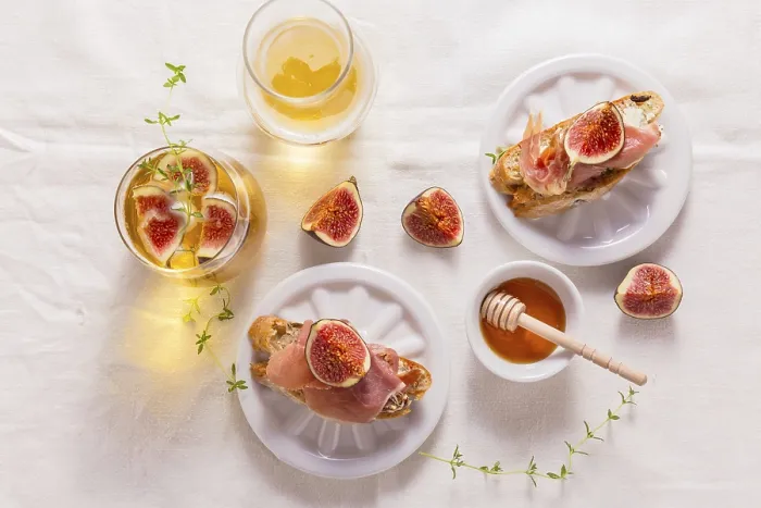 Gerahmter Druck : Kleiner Canapé-Snack, Crostini mit Schinken. Gerahmter Druck : Kleiner Canapé-Snack, Crostini mit Schinken.