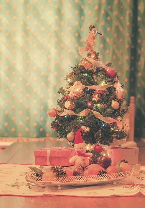 Gerahmter Druck : Kleiner Weihnachtsbaum mit Dekorationen. Gerahmter Druck : Kleiner Weihnachtsbaum mit Dekorationen.