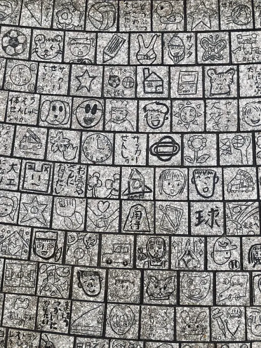 Gerahmter Druck : Kleine Kieselsteine mit Figuren gemalt. Gerahmter Druck : Kleine Kieselsteine mit Figuren gemalt.