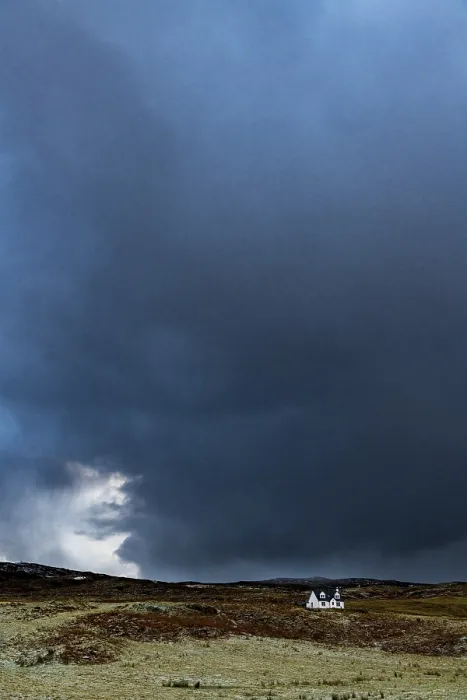 Gerahmter Druck : Kleines Haus vor einem dunklen Sturmwolken. Gerahmter Druck : Kleines Haus vor einem dunklen Sturmwolken.