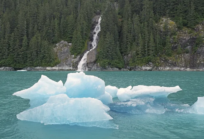 Gerahmter Druck : Kleine Eisberge vor Wasserfall. Gerahmter Druck : Kleine Eisberge vor Wasserfall.