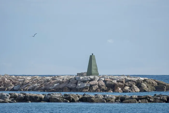 Gerahmter Druck : Kleinlighthouse oder Navigationssignal am Hafen von Marbella, Costa del Sol, Andalusien, Spanien