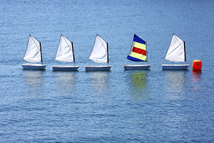 Gerahmter Druck : Kleine Optimist-Tonnen, Segelschule. Gerahmter Druck : Kleine Optimist-Tonnen, Segelschule.