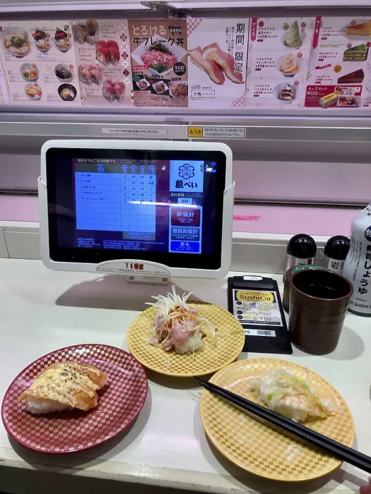 Gerahmter Druck : Einige kleine Platten mit Sushi. Gerahmter Druck : Einige kleine Platten mit Sushi.