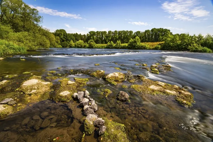 Gerahmter Druck : Kleine Strömungen im Fluss Lippe. Gerahmter Druck : Kleine Strömungen im Fluss Lippe.