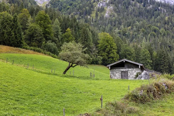 Gerahmter Druck : Kleiner Steinbau am Wegesrand. Gerahmter Druck : Kleiner Steinbau am Wegesrand.