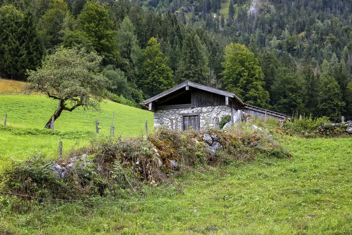 Gerahmter Druck : Kleiner Steinhaus am Wegesrand. Gerahmter Druck : Kleiner Steinhaus am Wegesrand.