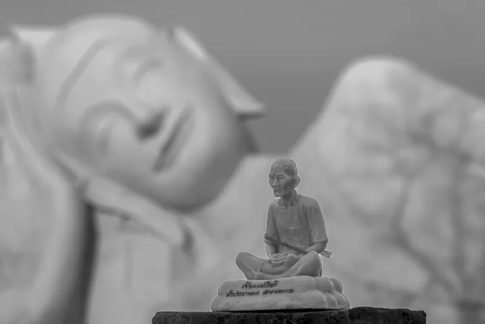 Gerahmter Druck : Kleine Steinfigur eines meditierenden Mönchs. Gerahmter Druck : Kleine Steinfigur eines meditierenden Mönchs.