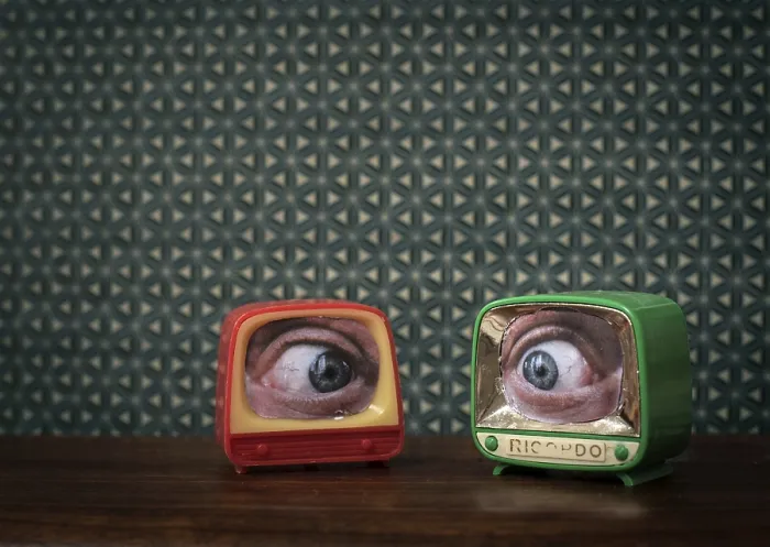 Gerahmter Druck : Kleine Fernseher mit Augen. Gerahmter Druck : Kleine Fernseher mit Augen.