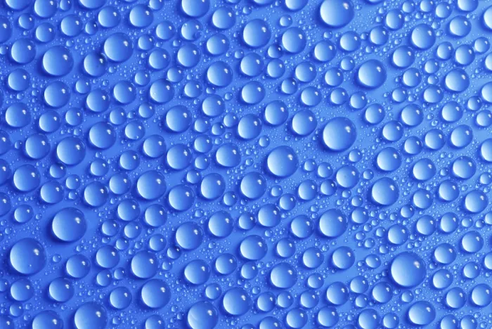 Gerahmter Druck : Viele kleine Wassertröpfchen auf einer blauen Oberfläche. Gerahmter Druck : Viele kleine Wassertröpfchen auf einer blauen Oberfläche.