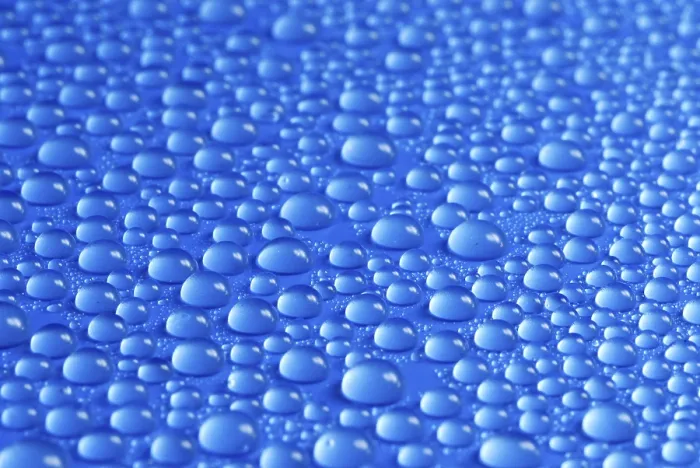 Gerahmter Druck : Viele kleine Wassertröpfchen auf einer blauen Oberfläche.