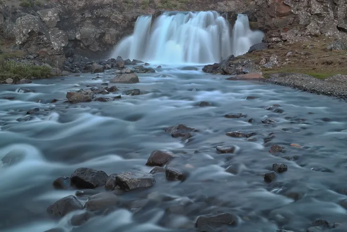 Gerahmter Druck : Kleiner Wasserfall, Island. Gerahmter Druck : Kleiner Wasserfall, Island.