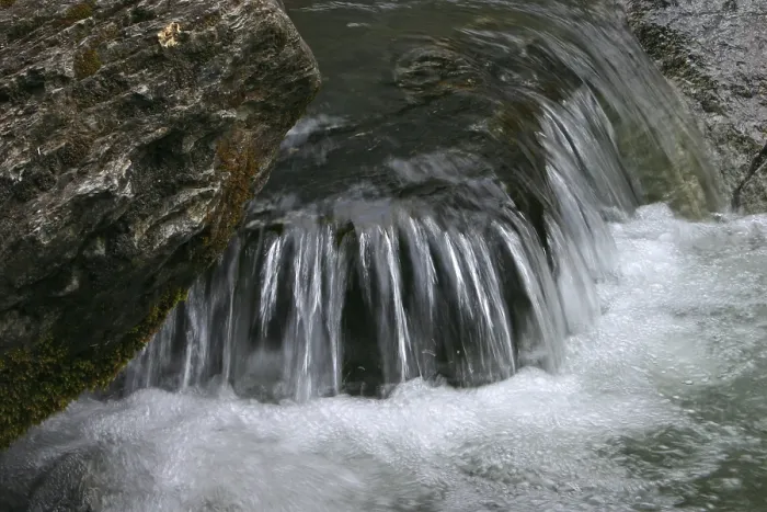 Gerahmter Druck : Ein kleiner Wasserfall in einem Bergfluss. Gerahmter Druck : Ein kleiner Wasserfall in einem Bergfluss.