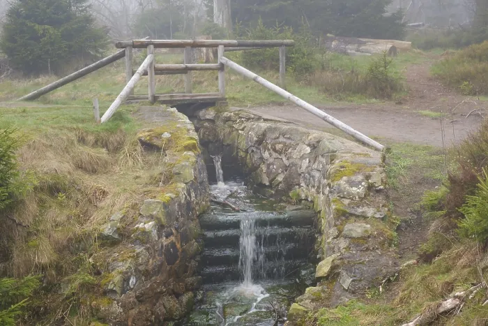Gerahmter Druck : Kleinwasserfall am Oderteich im Harz Nationalpark, Niedersachsen, Deutschland Gerahmter Druck : Kleinwasserfall am Oderteich im Harz Nationalpark, Niedersachsen, Deutschland