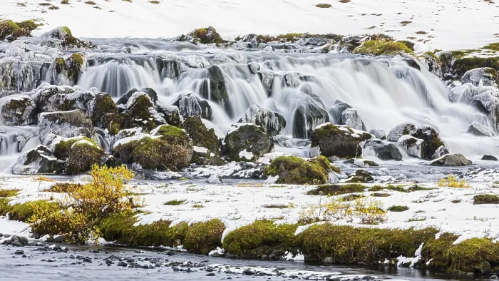 Gerahmter Druck : Kleiner Wasserfall, Beginn des Winters. Gerahmter Druck : Kleiner Wasserfall, Beginn des Winters.
