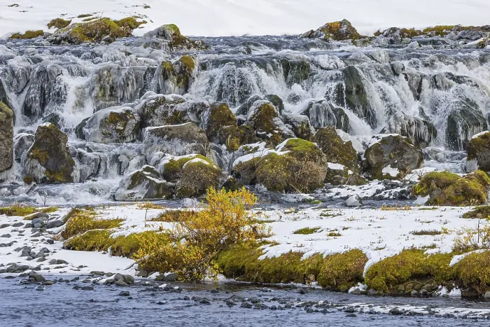 Gerahmter Druck : Kleiner Wasserfall, Beginn des Winters. Gerahmter Druck : Kleiner Wasserfall, Beginn des Winters.