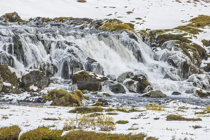 Gerahmter Druck : Kleiner Wasserfall, Beginn des Winters. Gerahmter Druck : Kleiner Wasserfall, Beginn des Winters.