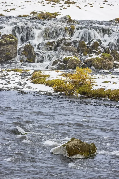 Gerahmter Druck : Kleiner Wasserfall, Beginn des Winters. Gerahmter Druck : Kleiner Wasserfall, Beginn des Winters.