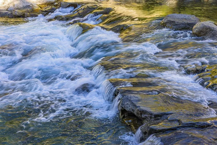 Gerahmter Druck : Kleiner Wasserfall im Passer River Gerahmter Druck : Kleiner Wasserfall im Passer River