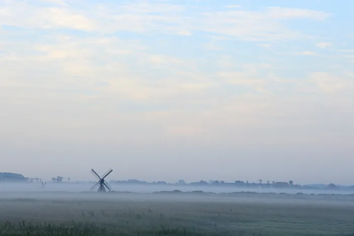 Gerahmter Druck : Windmühle in der Nebelbank, Texel, Nordholland, Niederlande Gerahmter Druck : Windmühle in der Nebelbank, Texel, Nordholland, Niederlande