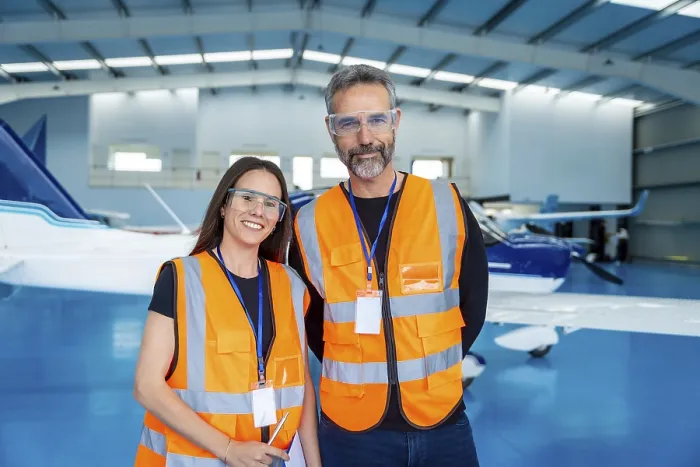 Gerahmter Druck : Zwei lachende Luftfahrt-Professionisten. Gerahmter Druck : Zwei lachende Luftfahrt-Professionisten.