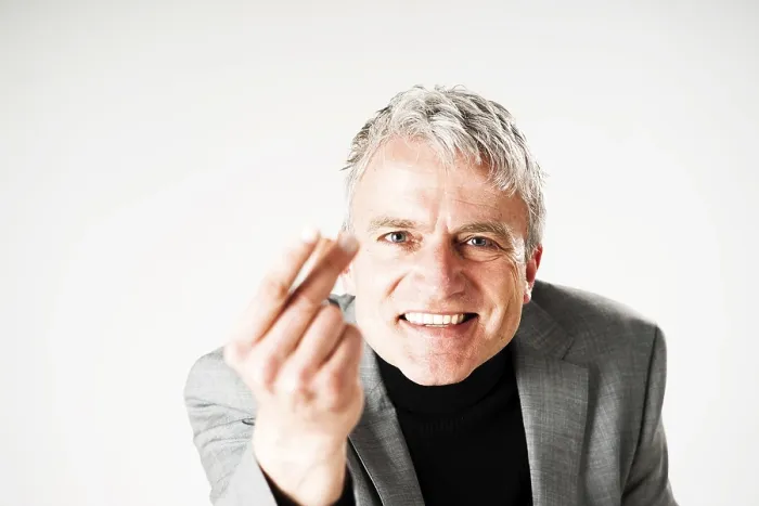 Gerahmter Druck : Lächelnder Geschäftsmann, gesticuliert. Gerahmter Druck : Lächelnder Geschäftsmann, gesticuliert.
