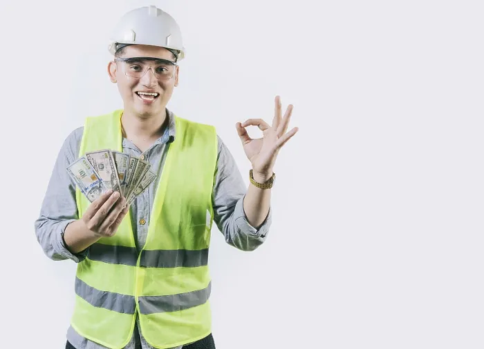 Gerahmter Druck : Lächelnder Ingenieur Konstrukteur, der Geld hält und mit dem Ok-Zeichen gestikuliert, isoliert. Gerahmter Druck : Lächelnder Ingenieur Konstrukteur, der Geld hält und mit dem Ok-Zeichen gestikuliert, isoliert.