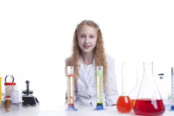 Gerahmter Druck : Lächelndes kleines Experimentierer, das auf die Kamera schaut. Gerahmter Druck : Lächelndes kleines Experimentierer, das auf die Kamera schaut.