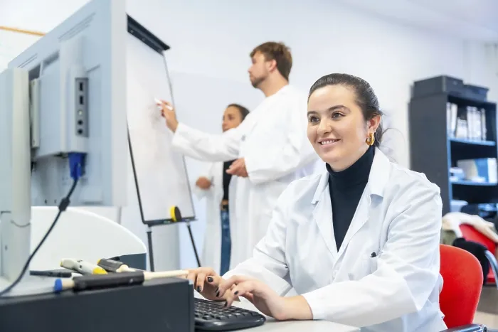 Gerahmter Druck : Wissenschaftlerin im Labor Gerahmter Druck : Wissenschaftlerin im Labor