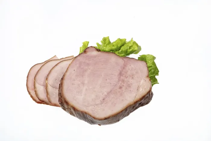 Gerahmter Druck : Rostiger Rindfleisch auf einem isolierten Studiohintergrund Gerahmter Druck : Rostiger Rindfleisch auf einem isolierten Studiohintergrund