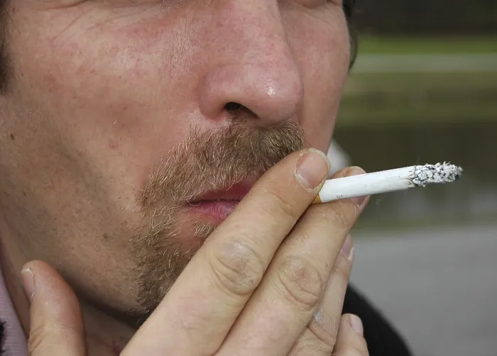 Gerahmter Druck : Raucher im Smoking Gerahmter Druck : Raucher im Smoking