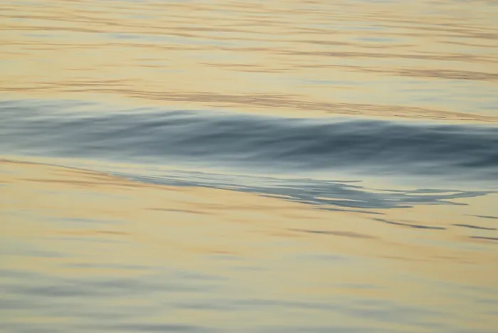 Gerahmter Druck : Glatte Welle im Wasser. Gerahmter Druck : Glatte Welle im Wasser.
