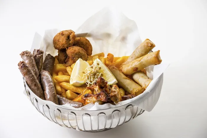 Gerahmter Druck : Snackkorb mit Boerewurst, Springrollen. Gerahmter Druck : Snackkorb mit Boerewurst, Springrollen.