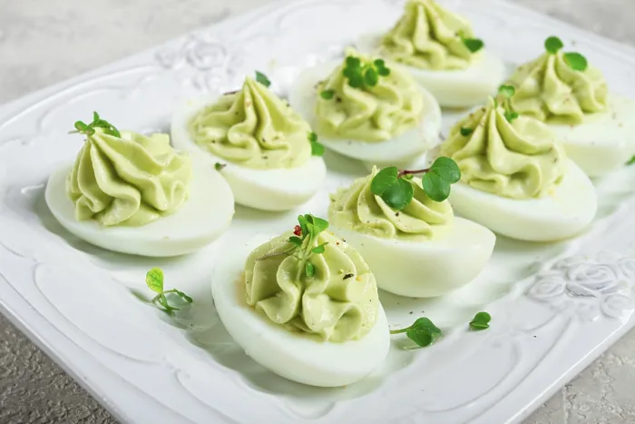 Gerahmter Druck : Snack, gefüllte Eier mit Avocado. Gerahmter Druck : Snack, gefüllte Eier mit Avocado.