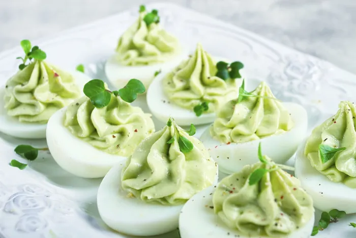 Gerahmter Druck : Snack, gefüllte Eier mit Avocado. Gerahmter Druck : Snack, gefüllte Eier mit Avocado.