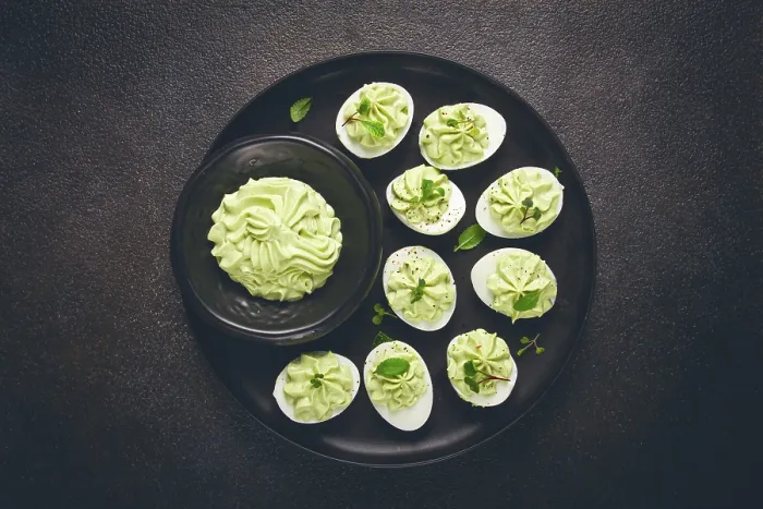 Gerahmter Druck : Snack, gefüllte Eier mit Avocado Gerahmter Druck : Snack, gefüllte Eier mit Avocado