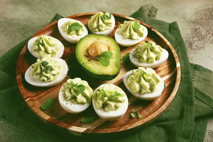 Gerahmter Druck : Snack, gefüllte Eier mit Avocado. Gerahmter Druck : Snack, gefüllte Eier mit Avocado.