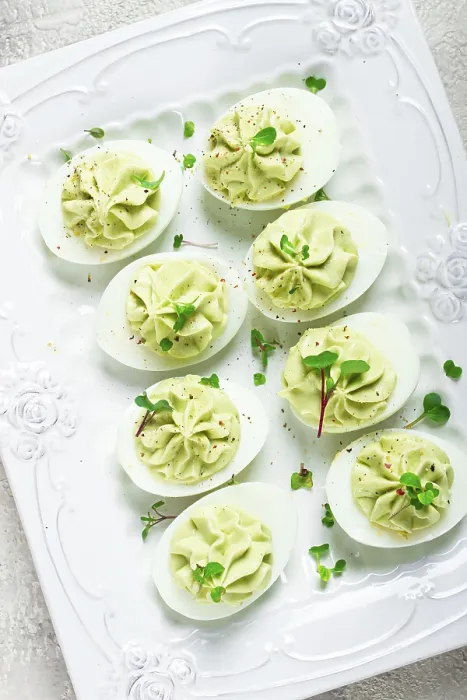 Gerahmter Druck : Snack, gefüllte Eier mit Avocado. Gerahmter Druck : Snack, gefüllte Eier mit Avocado.