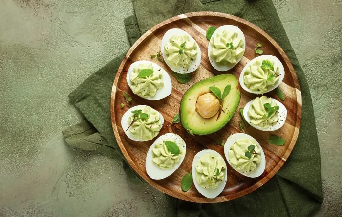 Gerahmter Druck : Snack, gefüllte Eier mit Avocado