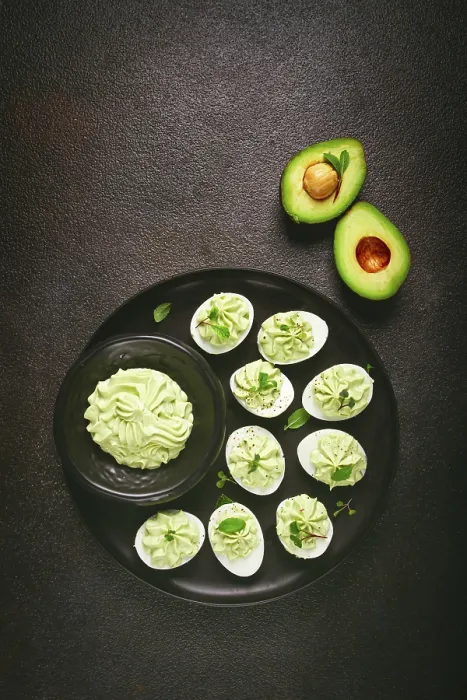 Gerahmter Druck : Snack, gefüllte Eier mit Avocado. Gerahmter Druck : Snack, gefüllte Eier mit Avocado.