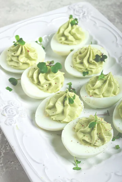 Gerahmter Druck : Snack, gefüllte Eier mit Avocado Gerahmter Druck : Snack, gefüllte Eier mit Avocado