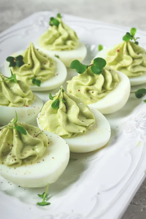 Gerahmter Druck : Snack, gefüllte Eier mit Avocado Gerahmter Druck : Snack, gefüllte Eier mit Avocado