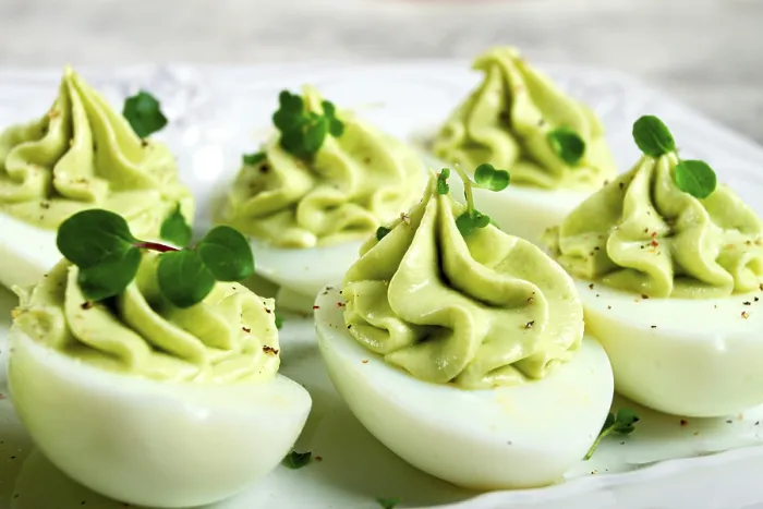 Gerahmter Druck : Snack, gefüllte Eier mit Avocado. Gerahmter Druck : Snack, gefüllte Eier mit Avocado.