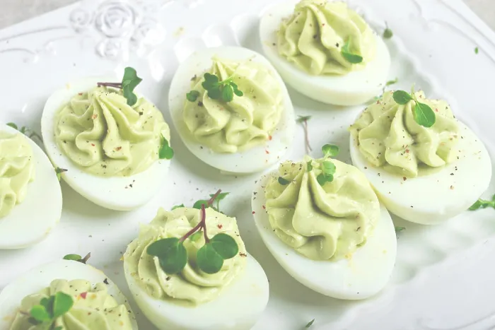 Gerahmter Druck : Snack, gefüllte Eier mit Avocado. Gerahmter Druck : Snack, gefüllte Eier mit Avocado.