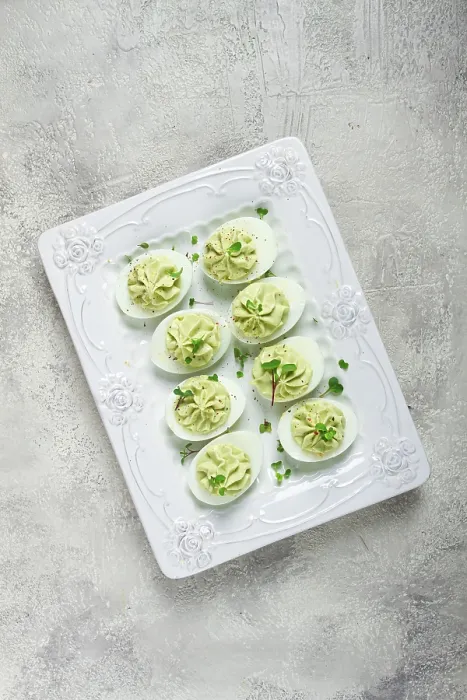 Gerahmter Druck : Snack, gefüllte Eier mit Avocado Gerahmter Druck : Snack, gefüllte Eier mit Avocado