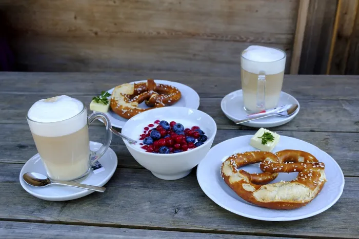 Gerahmter Druck : Snack, Joghurt mit frischen Früchten. Gerahmter Druck : Snack, Joghurt mit frischen Früchten.