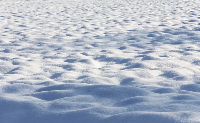 Gerahmter Druck : Schnee, rumpeliger Boden mit hellen und dunklen Bereichen. Gerahmter Druck : Schnee, rumpeliger Boden mit hellen und dunklen Bereichen.